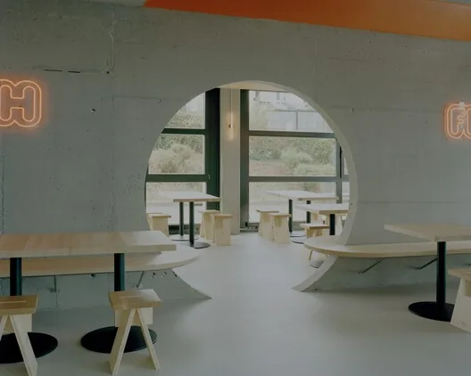 On Birinci Kat: Noue Studio’nun Merkezi Duvarla Şekillenen Restoranı