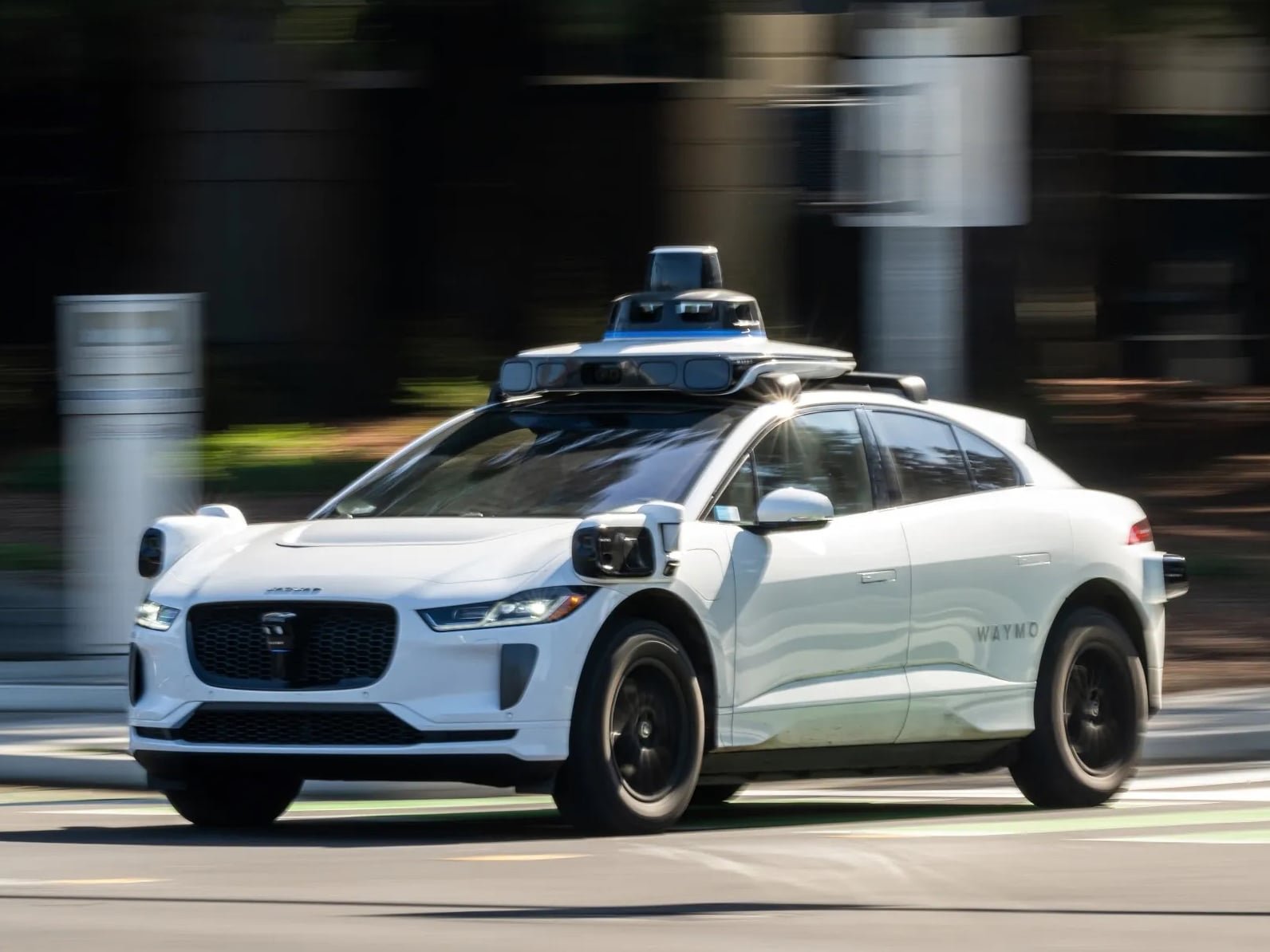 Waymo'nun Sel İkilemi: Robotaksilerin Karar Anı Yeniden Masada