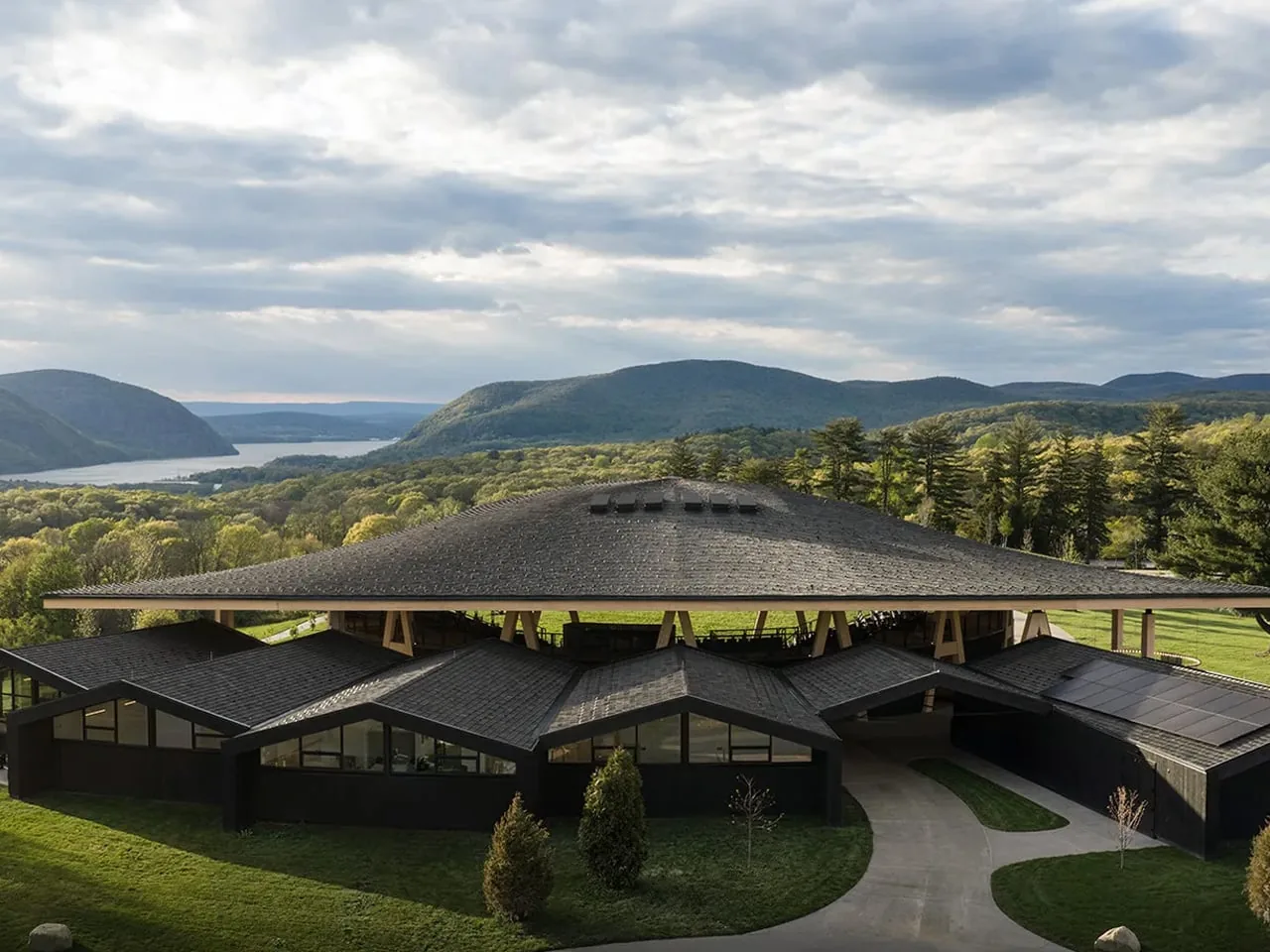 Sahne Manzaraya Karıştığında: Hudson Valley’de
Kaynak: Yanko Design | Yayın Tarihi: 28 Mayıs 2026
![Manzarayla Bütünleşen Tiyatro: Studio Gang'dan Hudson Valley'e Yeni Bir Sahne