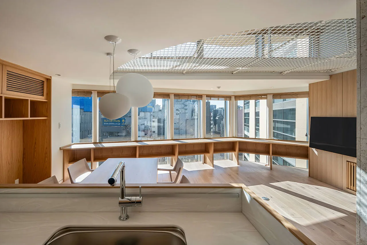 Tokyo’nun Dar Arsasında Yükselen Zarif Çözüm: Clerestory Garden