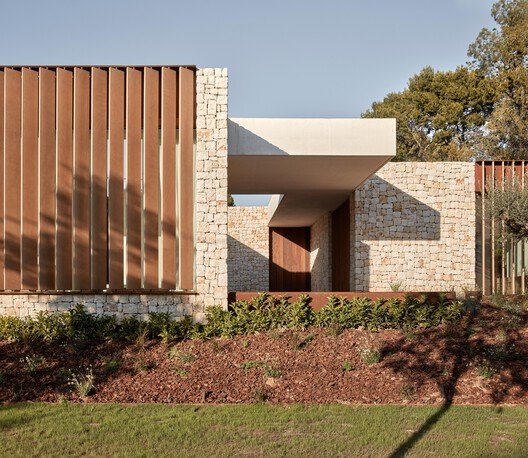 La Cañada Evi: Valencia'da Doğanın Kucağında Çağdaş Bir Fısıltı