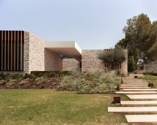 La Cañada Evi: Valencia'da Doğanın Kucağında Çağdaş Bir Fısıltı