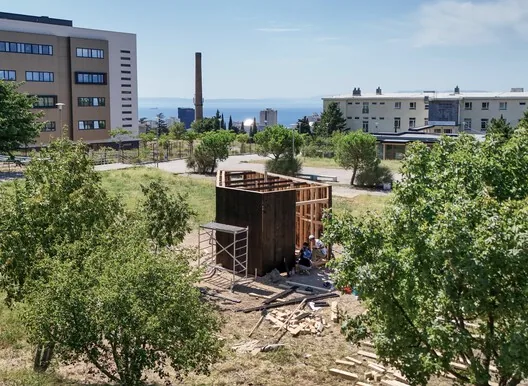 Yakisugi Tekniğiyle Modern Pavyon: Rijeka'da Siyah Düşünce