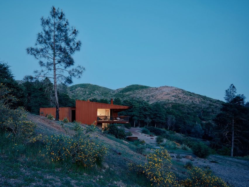 Küllerinden Doğan Ev: Faulkner Architects'ten Yangına Dirençli Pine Flat