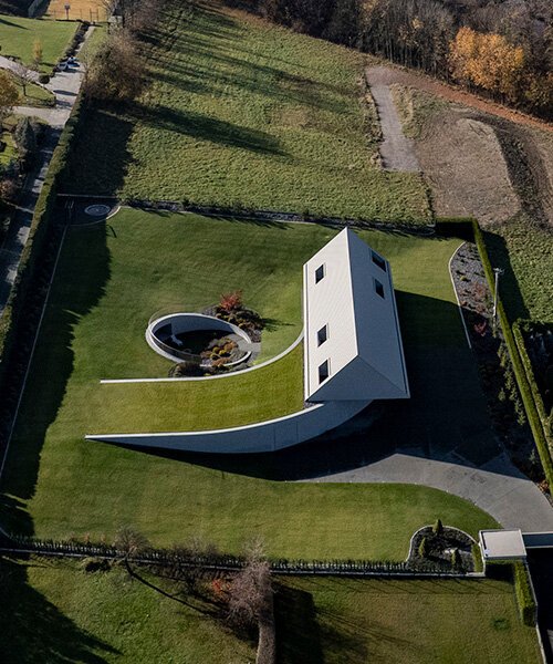 Yaw House: Polonya Dağlarında Araziyle Dans Eden Bir Mimari Şaheser
