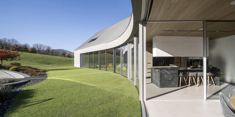 Yaw House: Polonya Dağlarında Araziyle Dans Eden Bir Mimari Şaheser