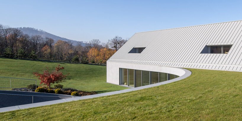 Yaw House: Polonya Dağlarında Araziyle Dans Eden Bir Mimari Şaheser