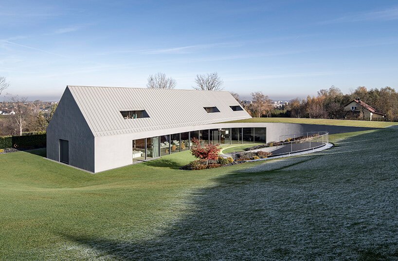 Yaw House: Polonya Dağlarında Araziyle Dans Eden Bir Mimari Şaheser