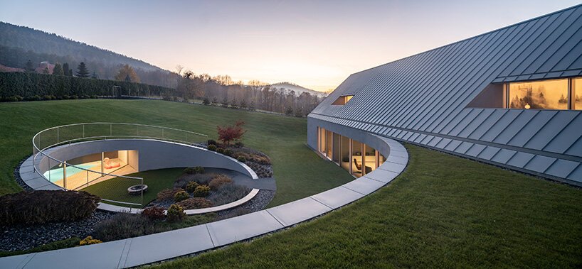 Yaw House: Polonya Dağlarında Araziyle Dans Eden Bir Mimari Şaheser