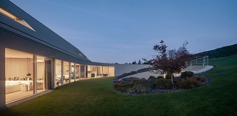 Yaw House: Polonya Dağlarında Araziyle Dans Eden Bir Mimari Şaheser