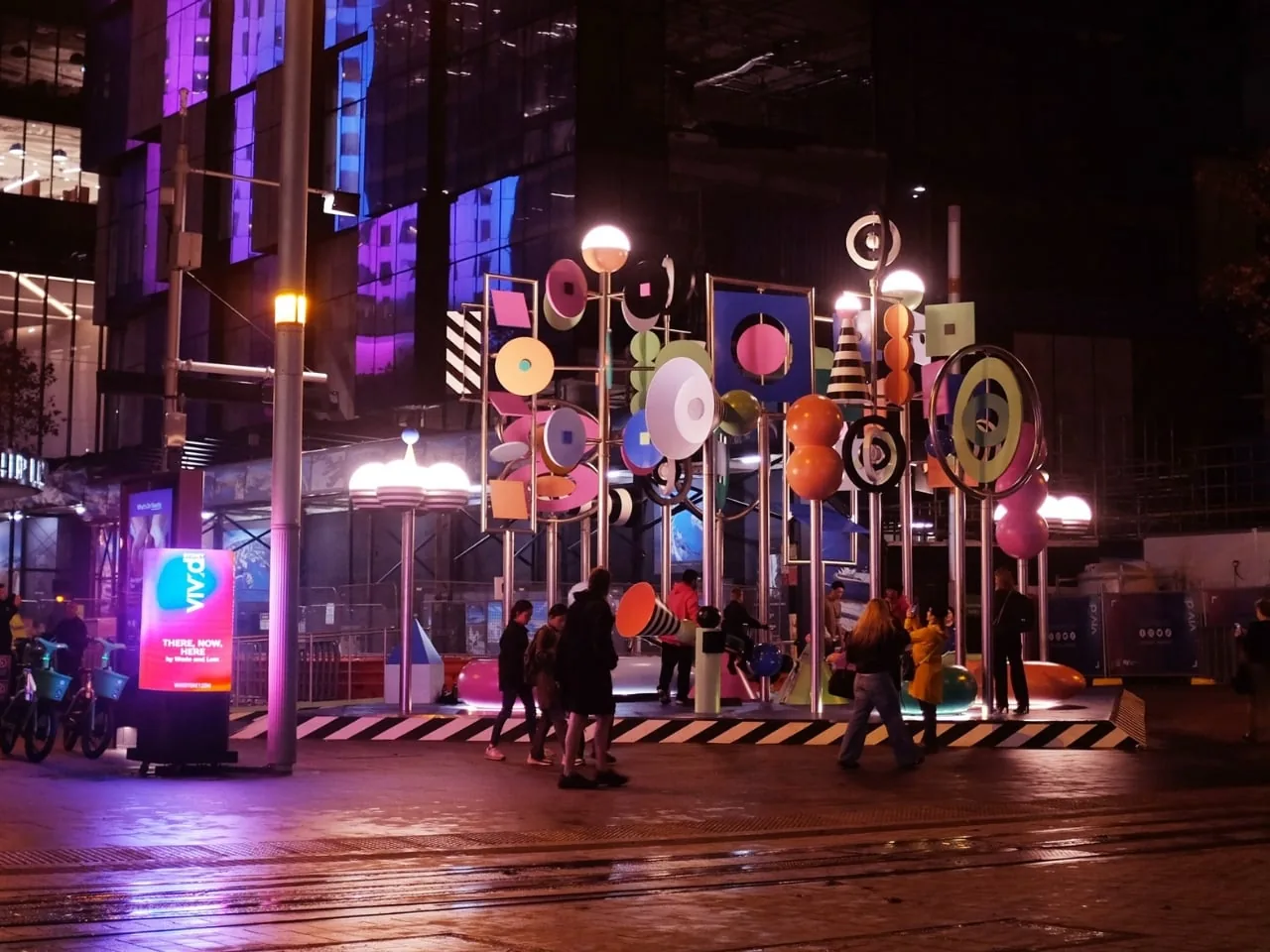 Sydney'de 6.5 Metrelik Tahterevalli: Sanat ve Oyunun Dansı