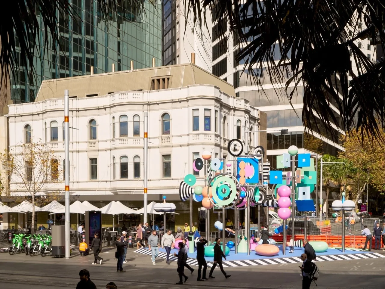 Sydney'de 6.5 Metrelik Tahterevalli: Sanat ve Oyunun Dansı