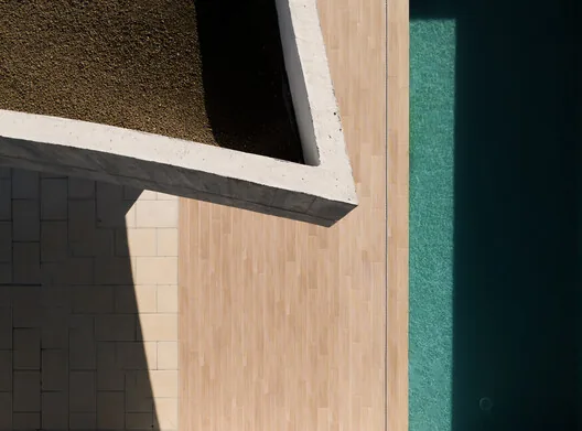 Dağın Kıvrımlarına Uzanan Tektonik K
Kaynak: ArchDaily | Yayın Tarihi: 10 Haziran 2026
![Dağın Kıvrımlarında Tektonik Katlama: House #474