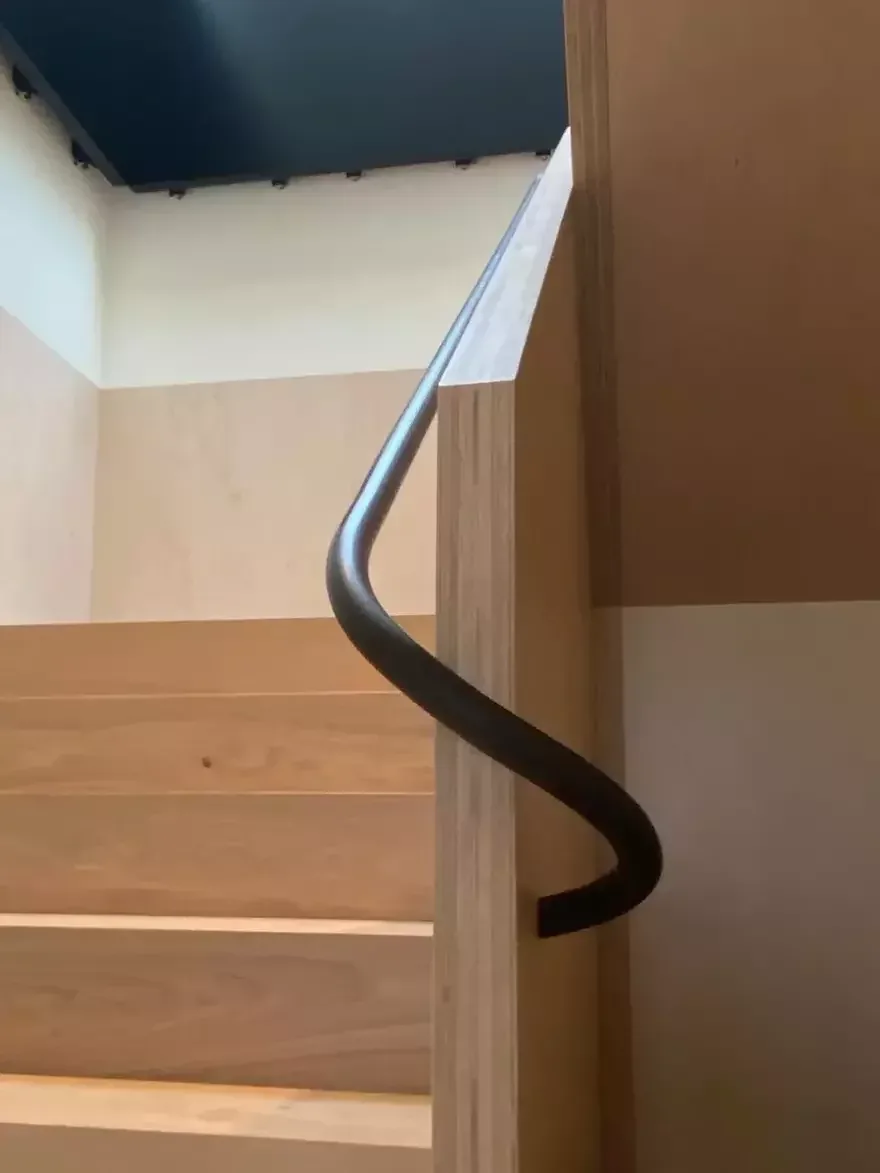 Form Follows Fabrication: Steel & Form’dan Zarif Metal Korkuluk