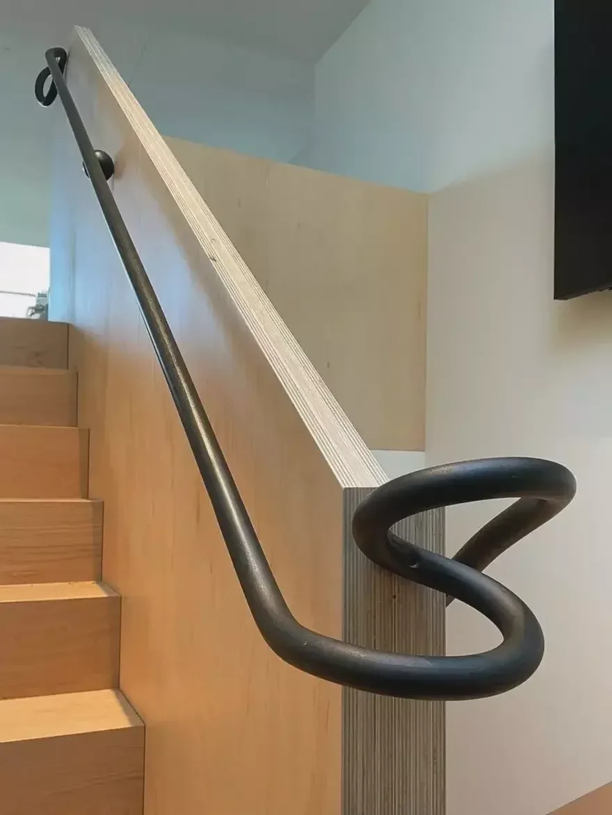 Form Follows Fabrication: Steel & Form’dan Zarif Metal Korkuluk