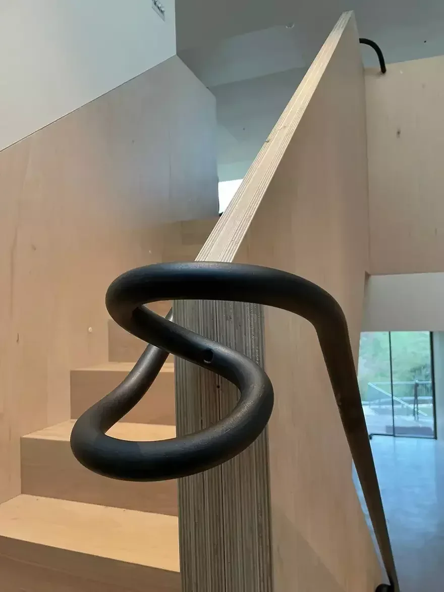 Form Follows Fabrication: Steel & Form’dan Zarif Metal Korkuluk