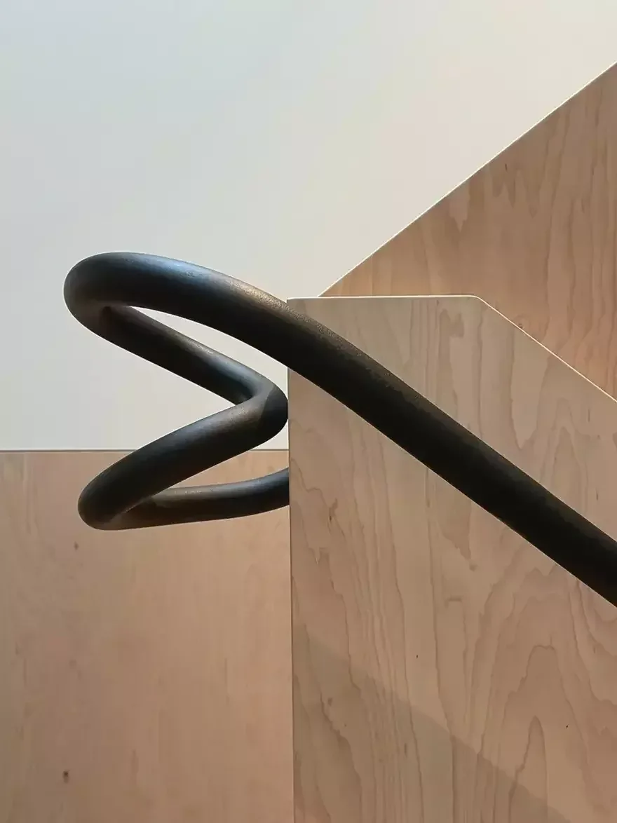 Form Follows Fabrication: Steel & Form’un Zarif Metal Korkuluğu