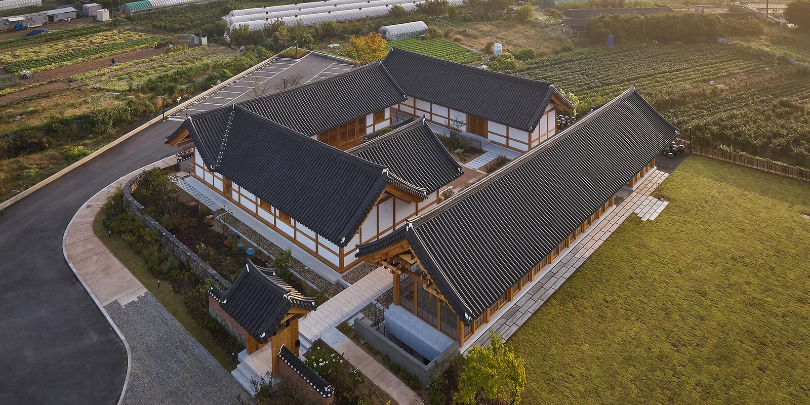 Geleneksel Kore Mimarisi Modern Yorum: Üç Ahşap Salon