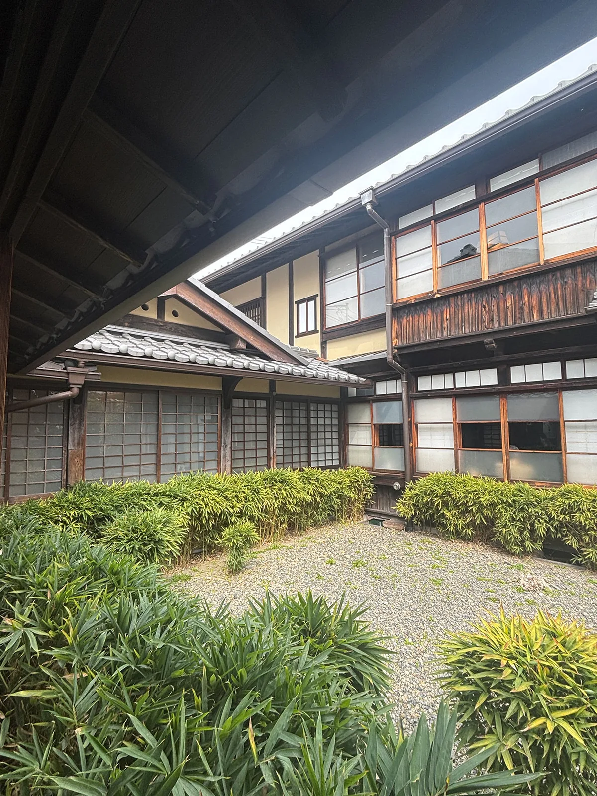 Kawai Kanjiro ve Mingei: Japon Çömlekçiliğinde Gerçek Güzellik