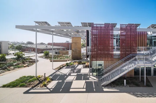 Malibu Lisesi: Pasifik Kıyısında Net-Sıfır Enerjili Kampüs