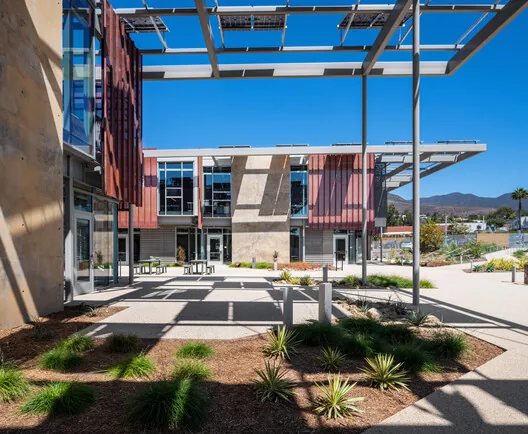Malibu Lisesi: Pasifik Kıyısında Net-Sıfır Enerjili Kampüs