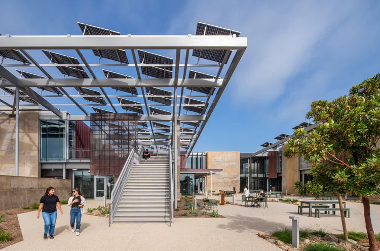 Malibu Lisesi: Pasifik Kıyısında Net-Sıfır Enerjili Kampüs