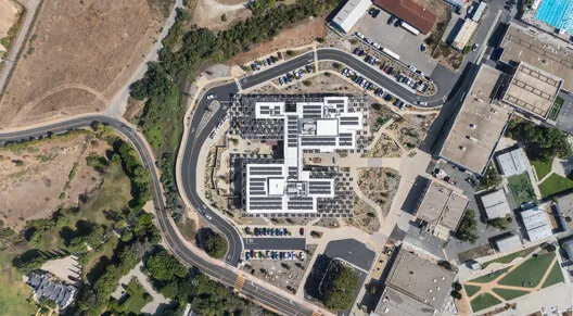 Malibu Lisesi: Pasifik Kıyısında Net-Sıfır Enerjili Kampüs