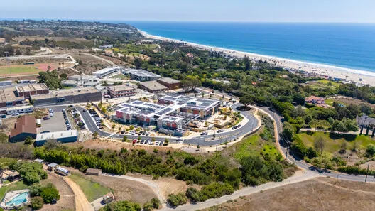 Malibu Lisesi: Pasifik Kıyısında Net-Sıfır Enerjili Kampüs
