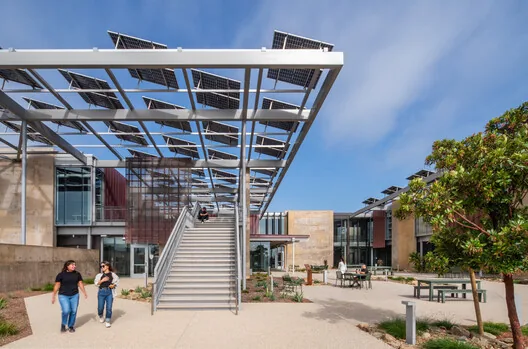 Malibu Lisesi: Pasifik Kıyısında Net-Sıfır Enerjili Kampüs