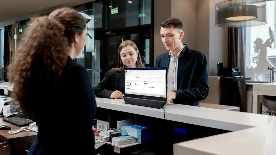 Philips’in Çift Taraflı Monitörü: Tasarım Hatası mı?
