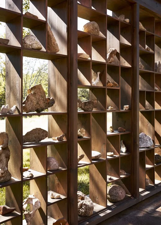 Rock Pavilion: Doğadan Toplanan Taşların Sessiz Şiiri