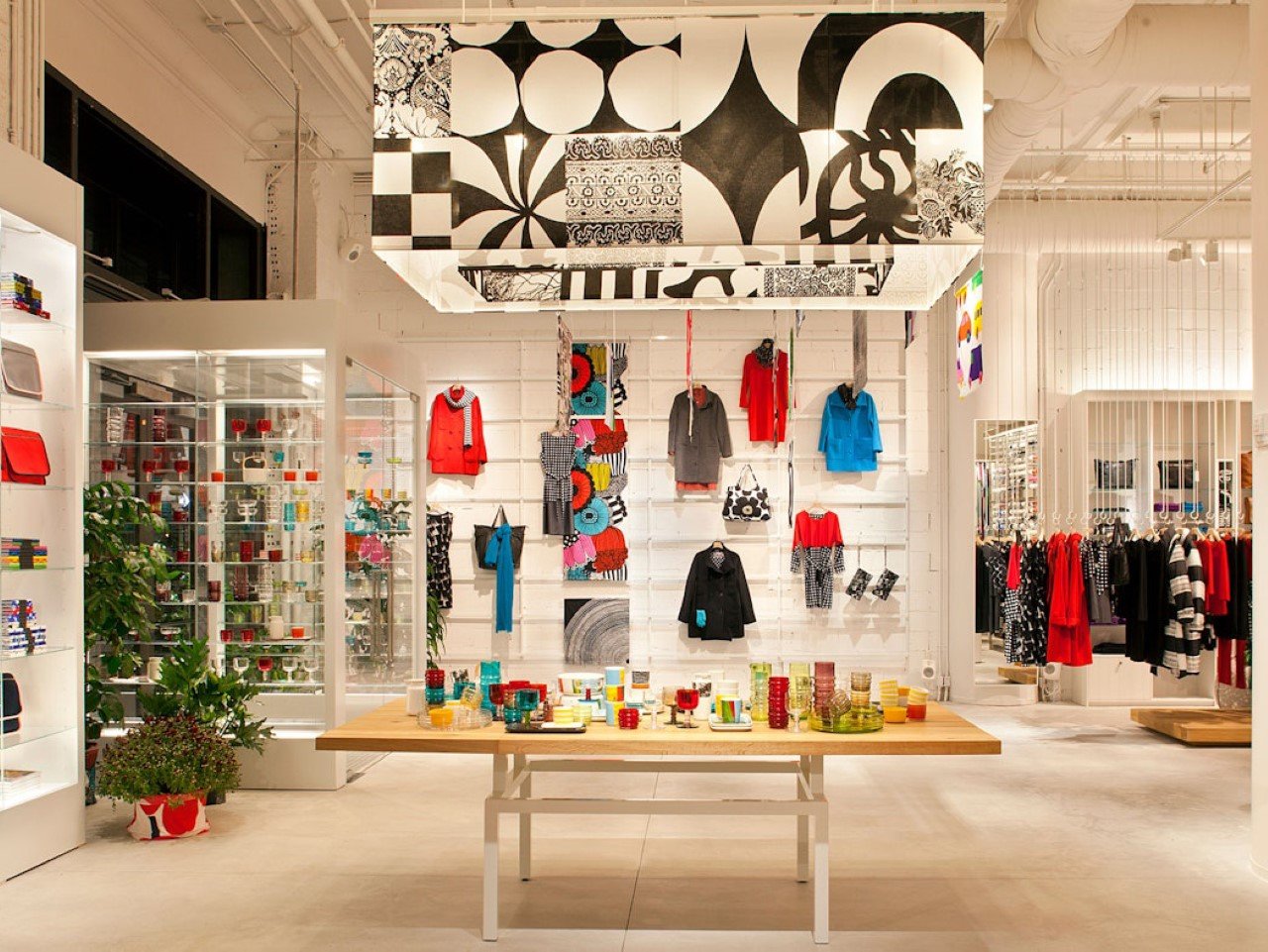 Marimekko mağaza cephesinde büyük punto tipografi kullanımı