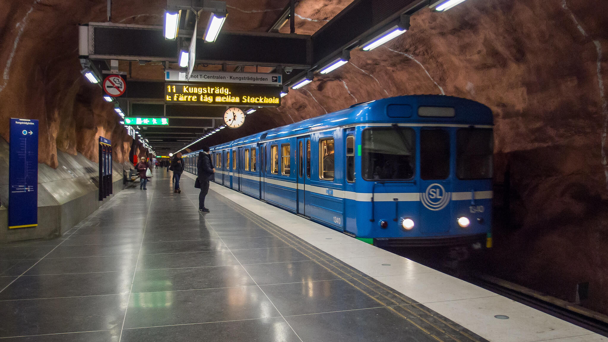 Stockholm metro istasyonlarında tipografi ve piktogram temelli yönlendirme sistemleri