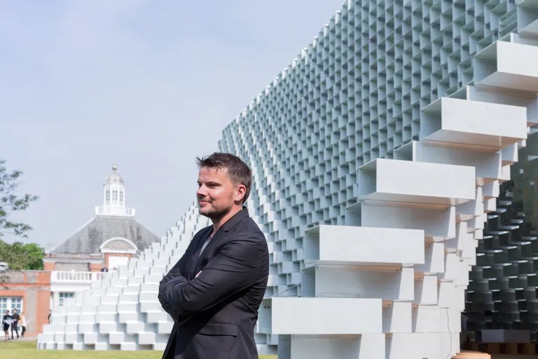 Bjarke Ingels New York'taki VIA 57 West projesi önünde