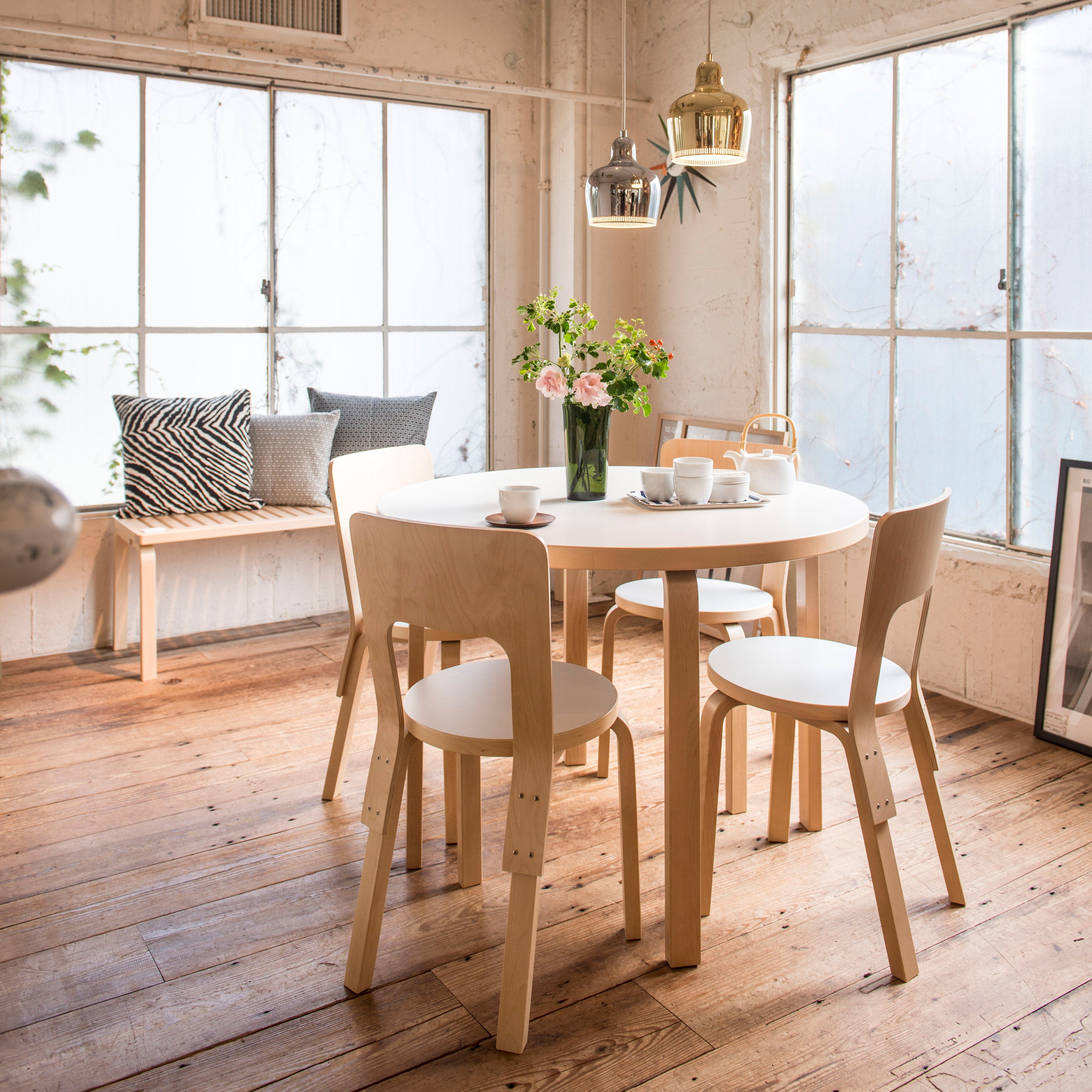 Alvar Aalto'nun ikonik Artek sandalye tasarımı, organik modern çizgiler