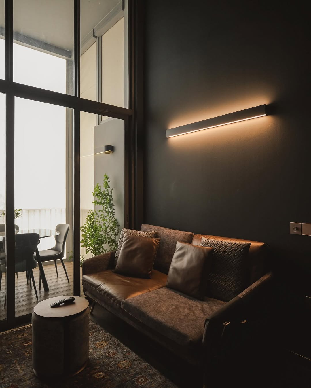 Sıcak tonlu LED aydınlatma ile hygge atmosferi yaratılan İskandinav salonu