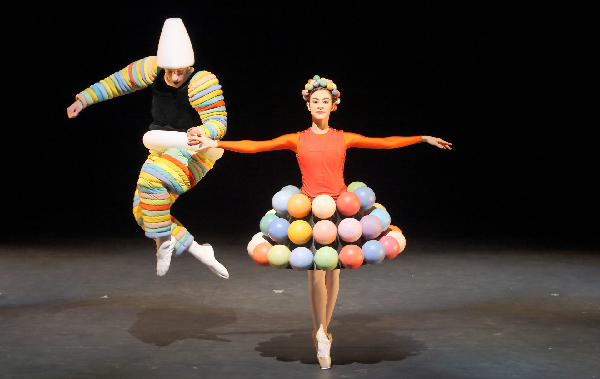 The Triadic Ballet, Bavarian Junior Ballet Munich. Fotoğraf: Wilfried Hösl.