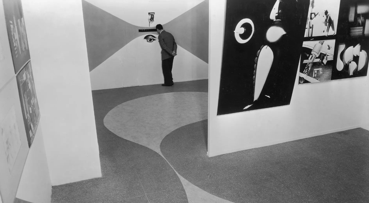 Herbert Bayer, 1938 yılında Modern Sanat Müzesi&#39;nde açılan &quot;Bauhaus: 1919-1928&quot; sergisindeki bir eseri inceliyor.