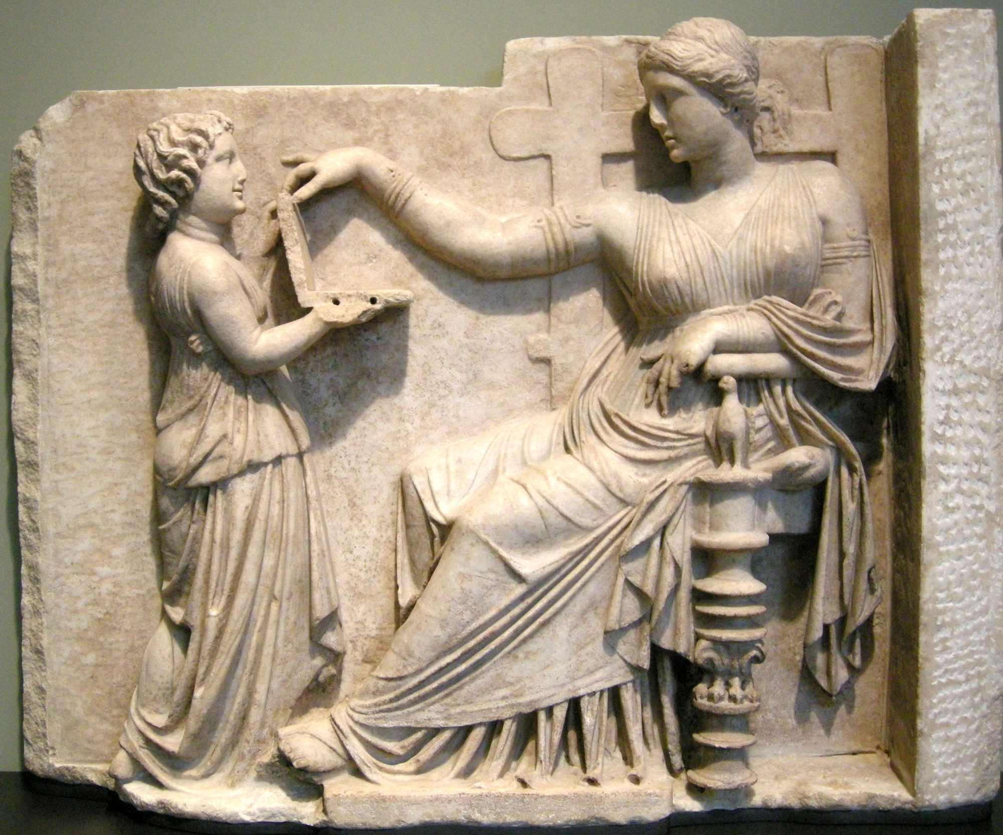 Helenistik dönem tahtta oturan bir kadın ve hizmetçisi, mermer mezar taşı; Doğu Yunanistan. Yaklaşık olarak MS 100