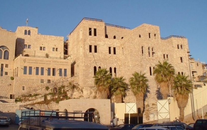 Kudüs’te bir İsrail müzesi. Mimari diline bakıldığında yerel Filistin kentlerinin diliyle benzer bir görüntü çizmektedir.
